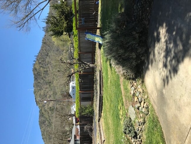Building Photo - 3BD 2BTH - 2Car Garage, Fenced Yard, Centr...