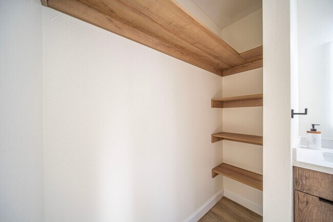 Building Photo - BEAUTIFULLY RENOVATED 4-BEDROOM HOME IN PH...