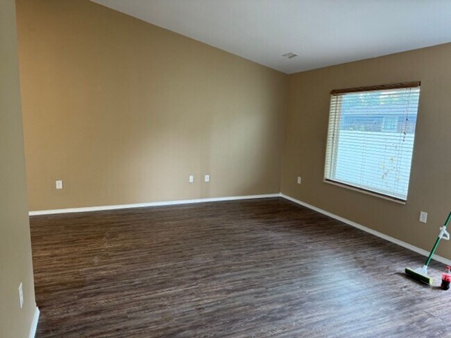 Building Photo - KU1-Broadway Duplex 1