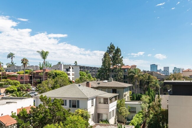 Building Photo - Beautiful Bankers Hill 2 bedroom condo