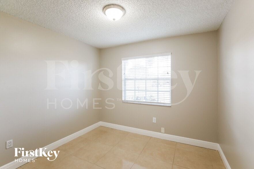 Building Photo - 8410 NW 27th Pl