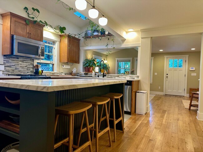 Building Photo - Gorgeous Maple Leaf Property - Huge Yard a...