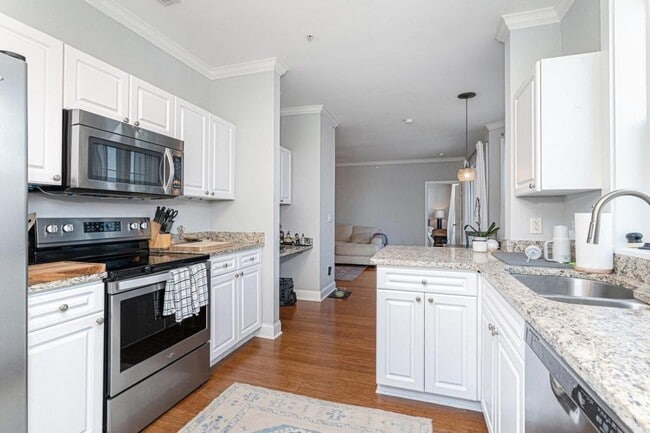 Building Photo - 130 River Landing Dr