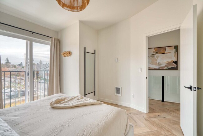 Building Photo - 5018 NE 26th Ave