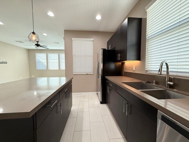 Building Photo - 2/BD 2.5/BA Luxury Gated Townhouse in Summ...