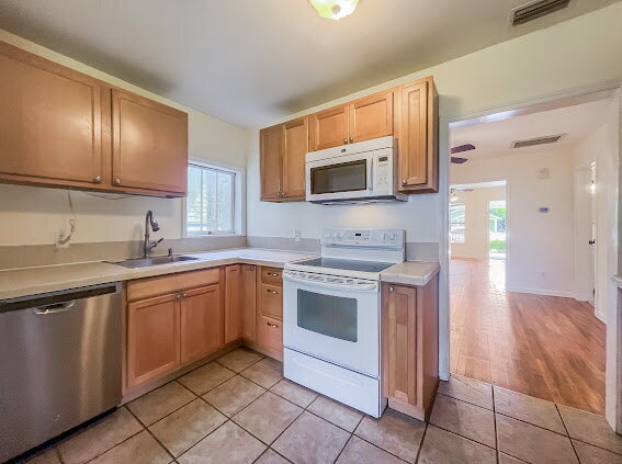 Building Photo - "Charming MIDTOWN 2-Bedroom Home with Glea...