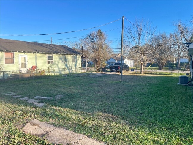 Building Photo - 504 N 8th St