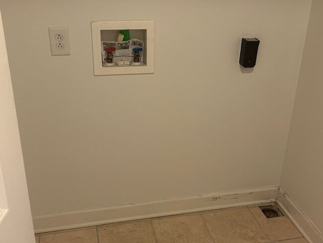 Building Photo - 4236 N Woodstock Dr