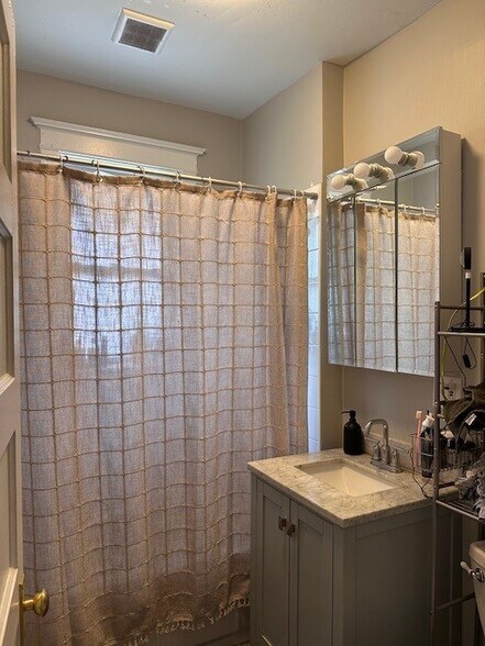 Bathroom - 1314 W Chestnut St