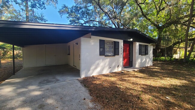 Building Photo - Fully Renovated 3/1 with huge fenced-in ba...