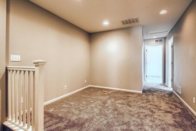 Building Photo - 3 Bed 2.5 Bath End Unit Home with FENCED Y...