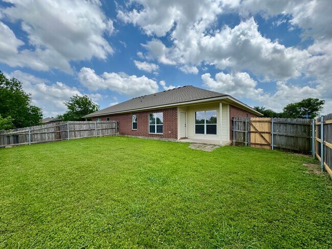 Building Photo - 3000 Clydesdale Way