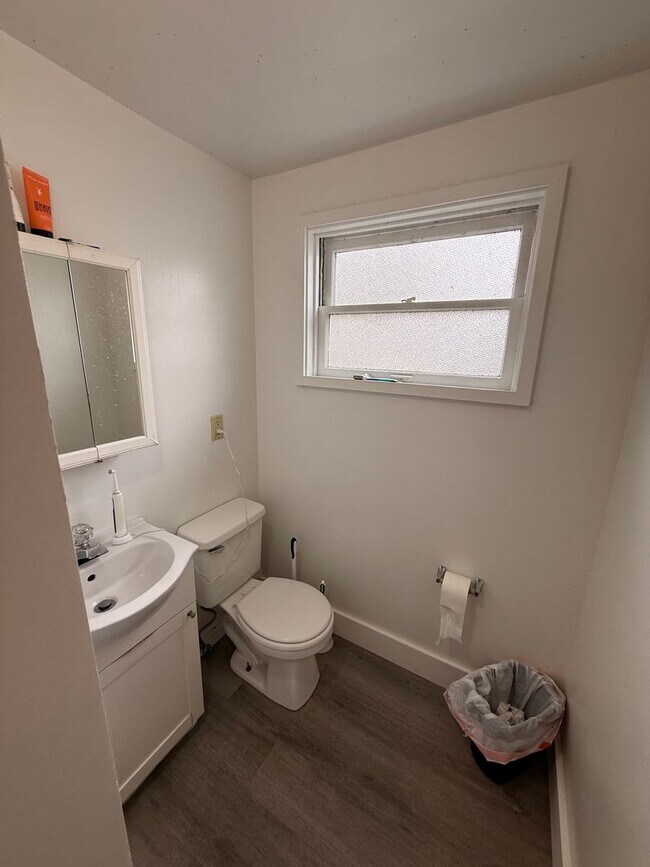 Building Photo - Spacious 5+bd/2.75 bath home on WWU bus route