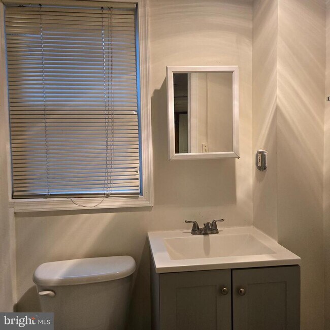 Building Photo - 8 Mannakee St