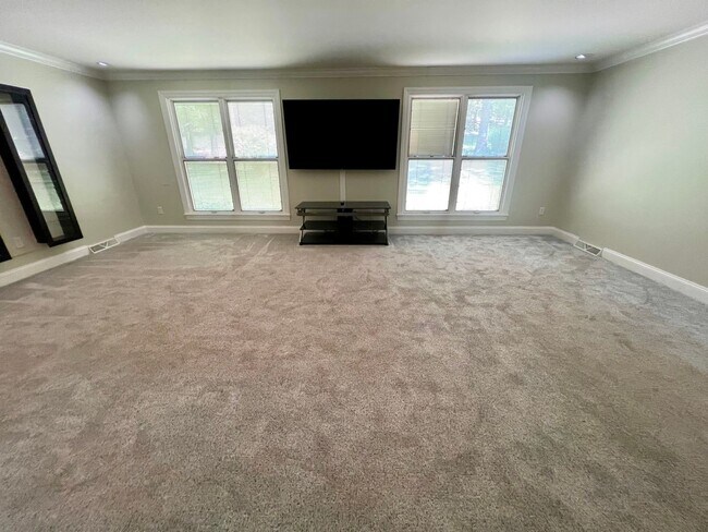 Building Photo - Cranberry - 6 bedroom 4 bathroom - Stunnin...