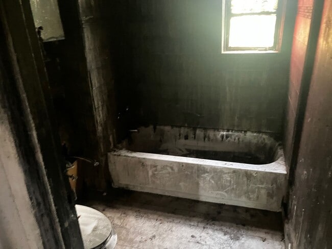 Building Photo - HANDYMAN SPECIAL! NO CREDIT CHECK or BACKG...
