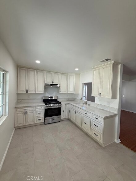Building Photo - 9762 Stanwin Ave