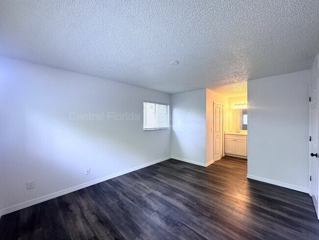 Building Photo - 2452 Oak Park Way