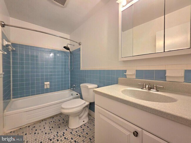 Building Photo - 2215 Collingwood Rd