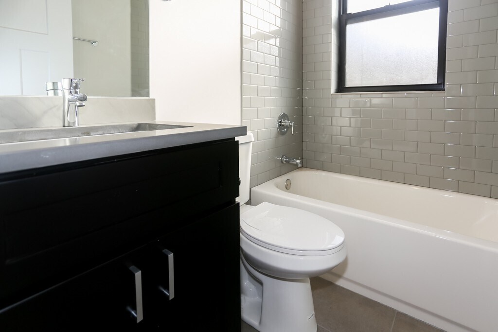 Building Photo - 2210 W Eastwood Ave