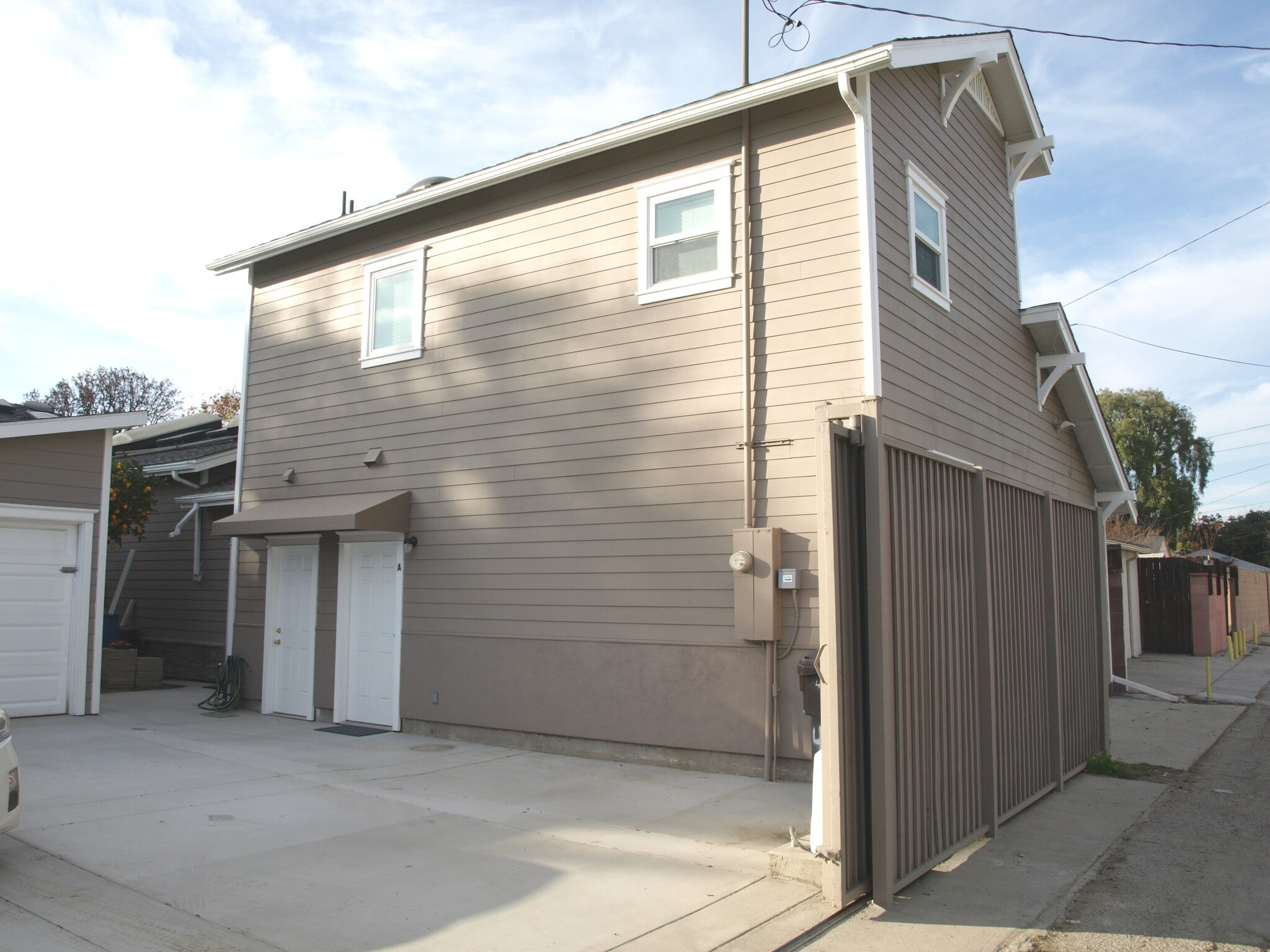 Entry behind rolling gate off alley - 4242 Montair Ave