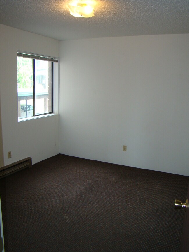 Building Photo - 630 NE Maiden Ln