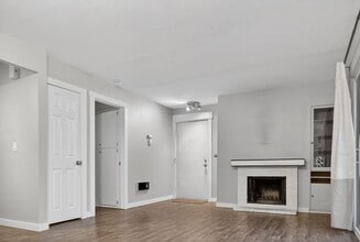 Building Photo - Condo / Apartment Unit