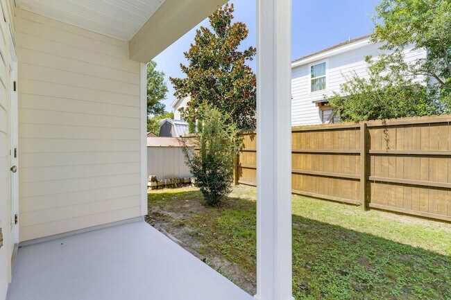Building Photo - 163 Mosaic Oaks Cir
