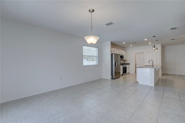 Building Photo - 406 Easy St