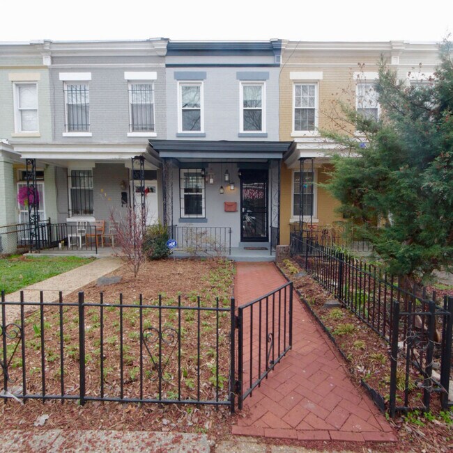 Building Photo - Beautiful 2 BR Townhouse in Atlas District