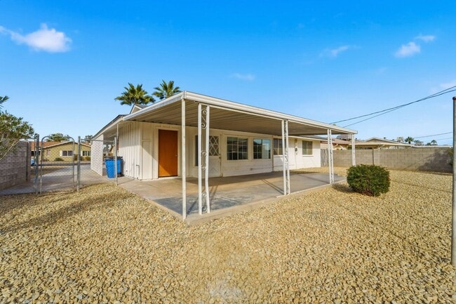 Building Photo - Comfortable 2-Bed Sun City Retreat with Vinyl Flooring & Fresh Paint