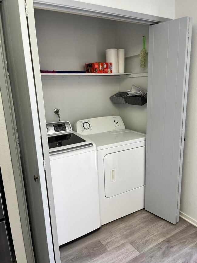 Building Photo - 47974 Oasis Ct