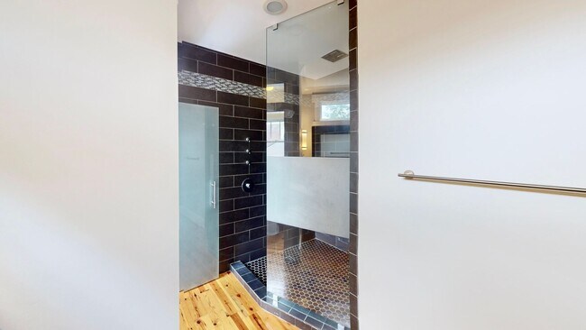 Building Photo - 2320 Chesterfield Ave