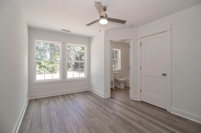 Building Photo - Lux Three Bedroom Townhouse in Sherrills Ford