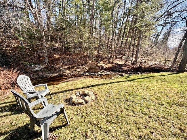 Building Photo - 689 New Haw Creek Rd