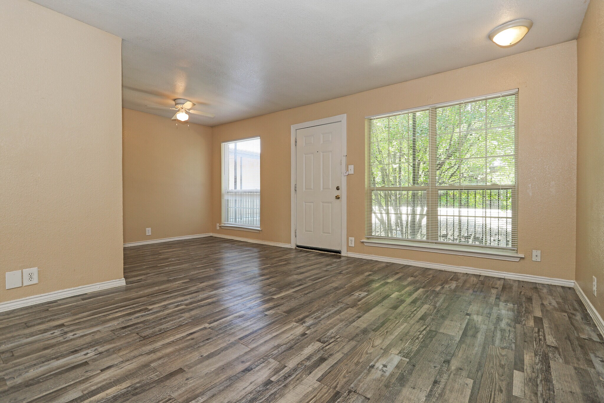 Building Photo - 2701 Green Oaks Rd