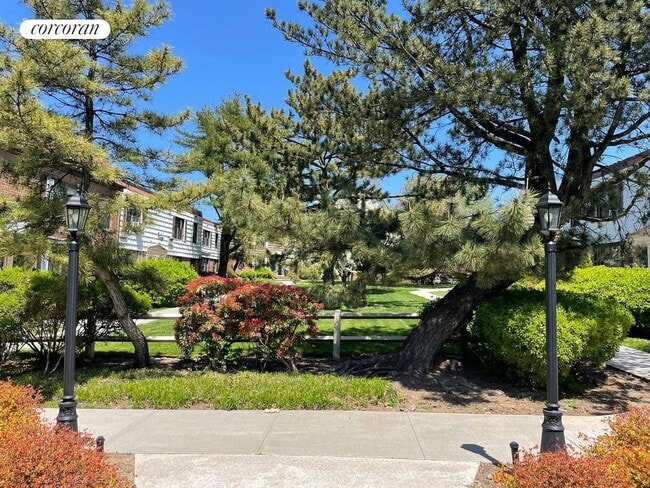 Building Photo - 70-25A Park Dr E