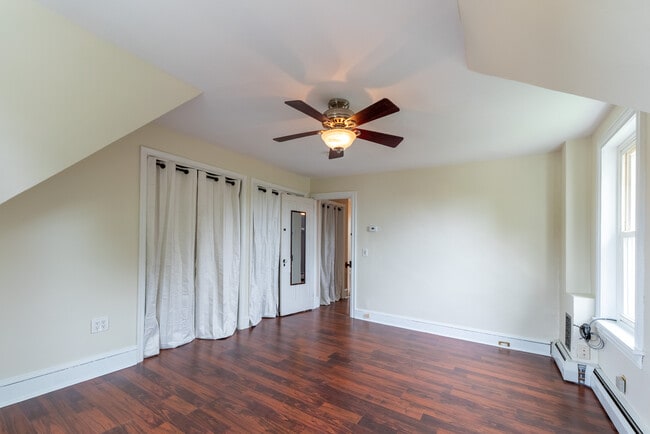 Top floor large front bedroom - 506 Washington St