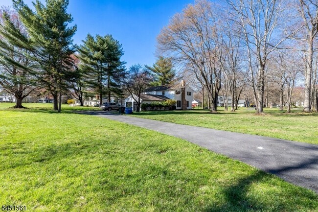 Building Photo - 27 Meadowview Rd