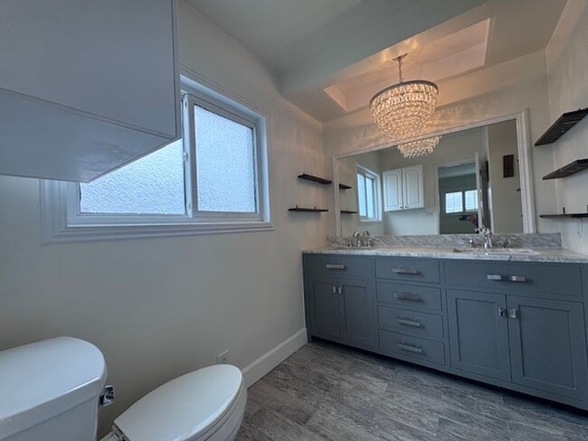 Building Photo - 3 bed & 2 bath home in EAST side Long Beach