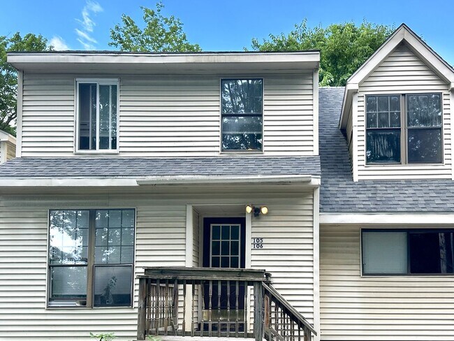 Building Photo - Quaint Furnished Affordable Studio in Town...