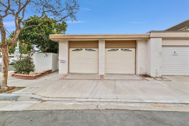 Building Photo - "Rare Single-Story Remodel: Modern 3BR End-Unit in University Park