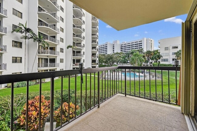 Building Photo - 372 Golfview Rd