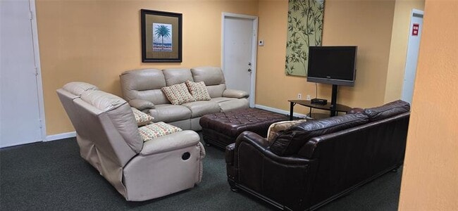 Building Photo - 9478 Palm Cir S