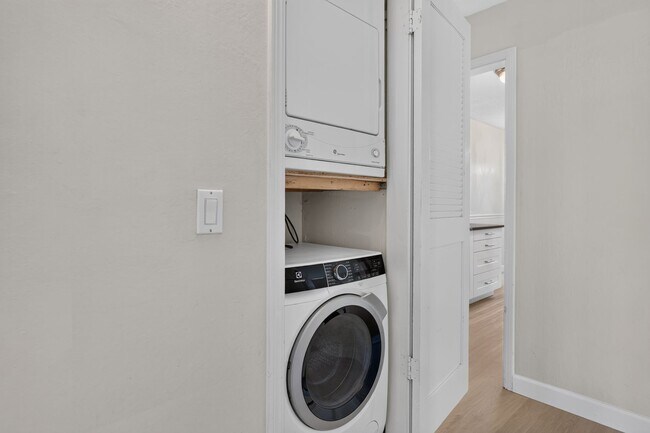 Building Photo - Beautifully Updated 2BR Condo with New Appliances & Community Pool