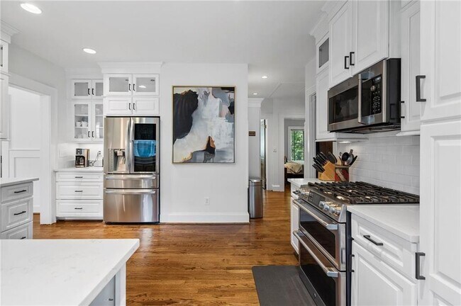 Building Photo - 663 Yorkshire Rd NE