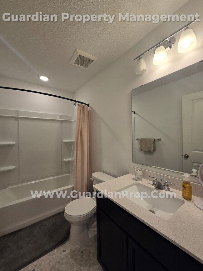 Building Photo - Lake Elmo Townhouse, Newer build, 2 Car Ga...