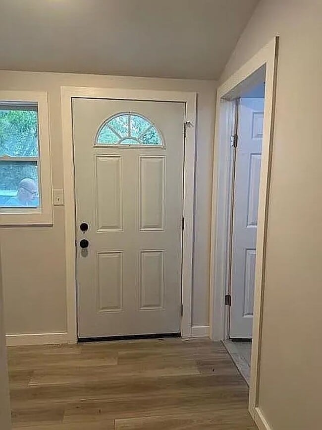 Building Photo - 206 Smith St NE