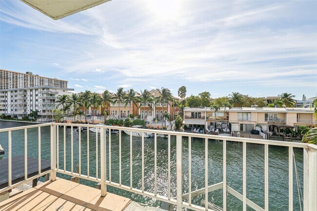 Building Photo - 3862 NE 171 St