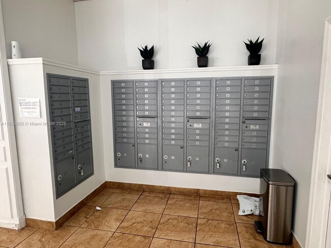 Building Photo - 1801 S Ocean Dr